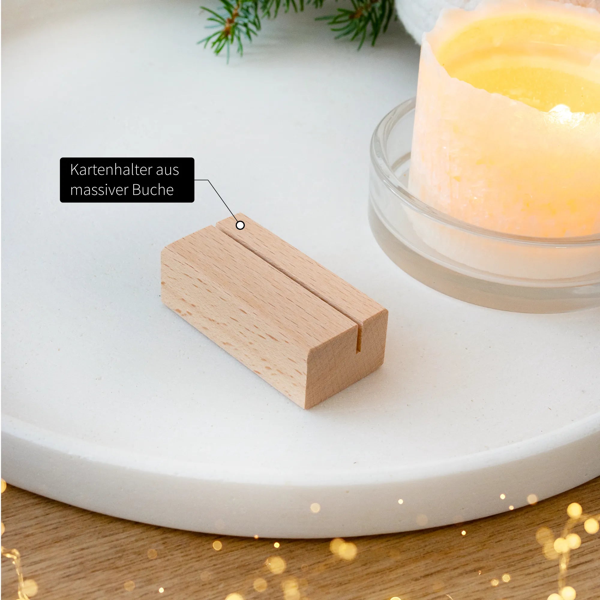 Massiver Buche Kartenhalter aus dem Weihnachtsgeschenk-Set Lieblingsgedanken auf weißem Tablett mit Kerze