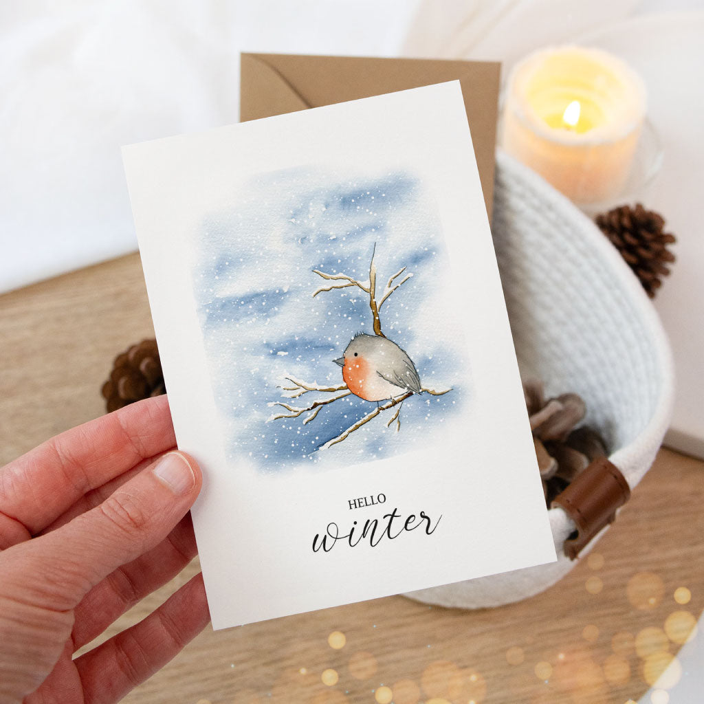 Künstlerische Winterkarte mit Aquarell Rotkehlchen im Schnee, festliche Klappkarte zu Weihnachten und Advent