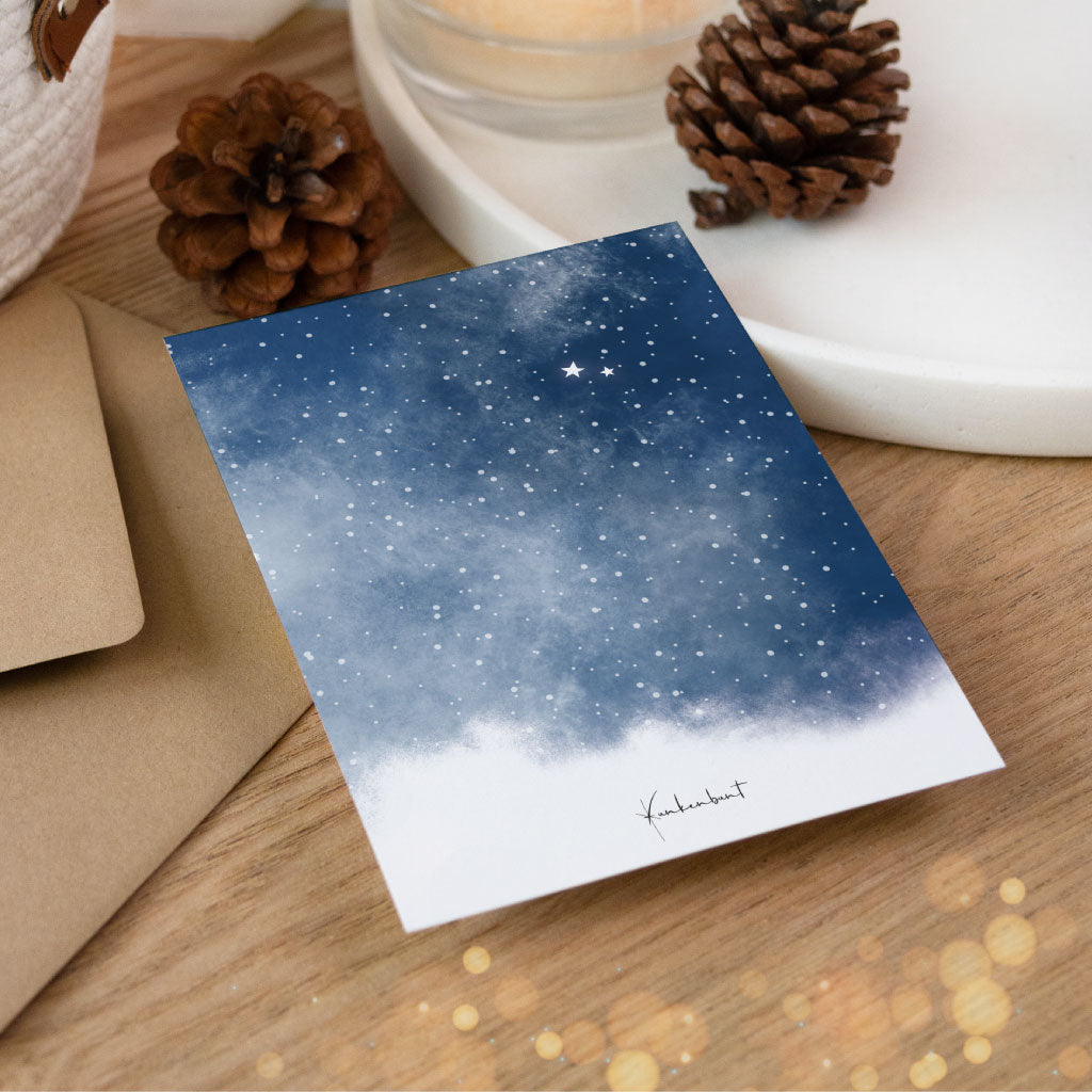 Rückseite der handgemachten Klappkarte mit winterlichem Sternenhimmel im Aquarell-Look, minimalistisch gestaltet mit dezentem Funkenbunt-Logo.