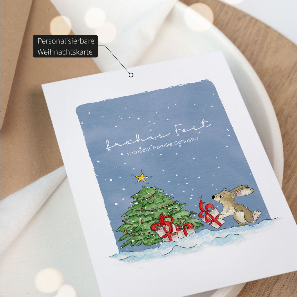 Motiv mit Hase unterm Christbaum und Weihnachtsgeschenken