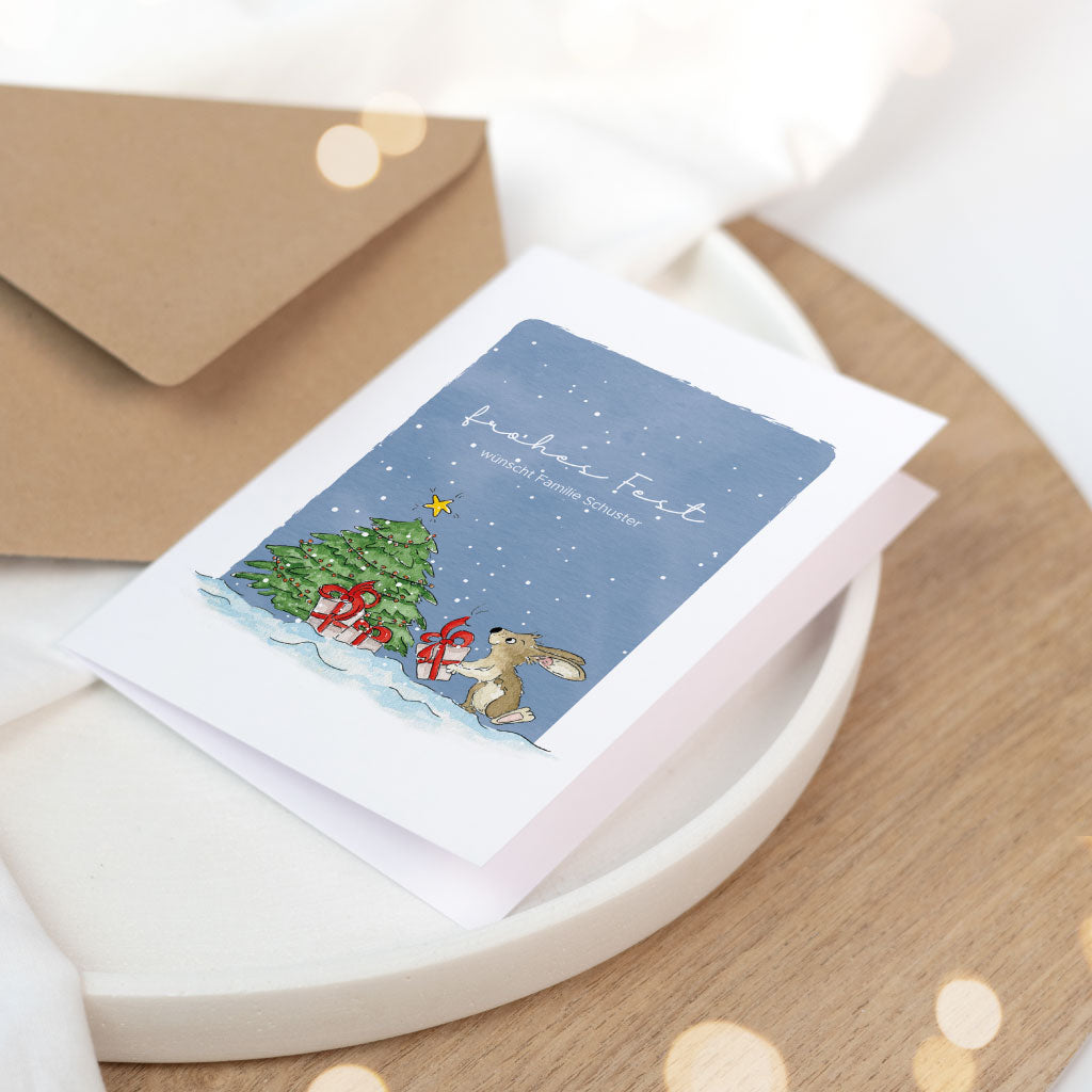 Karte liegt aufgeklappt in weißer Steingut Schale