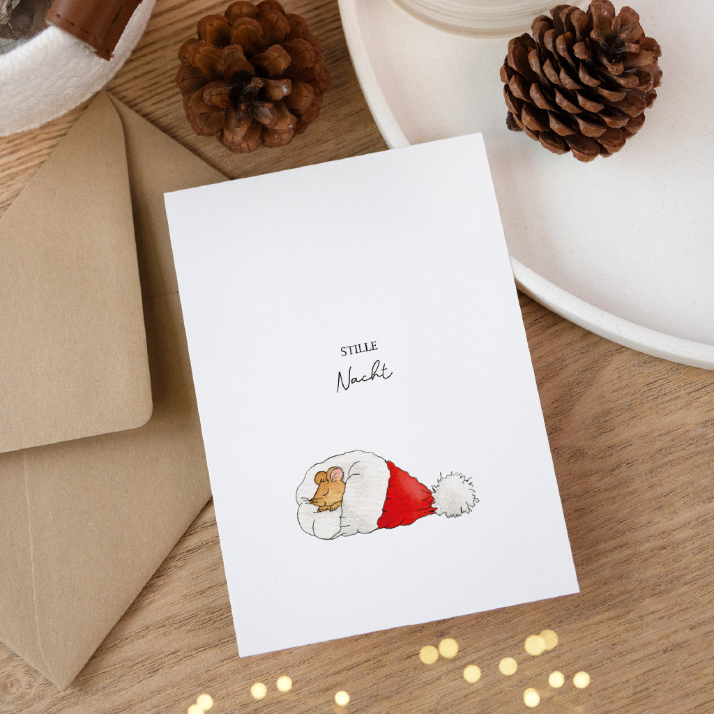 Postkarte für Weihnachten mit einer Maus in einer roten Mütze. Ein handgemaltes Aquarell Motiv für Familie.