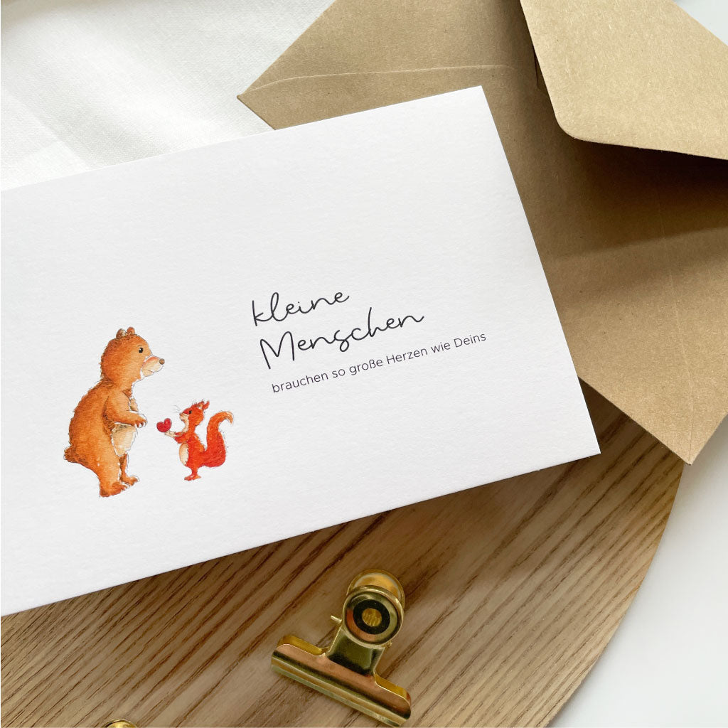 Detail des strukturierten Postkarten Kartons, Eichhörnchen überreicht großem Bär ein Herz