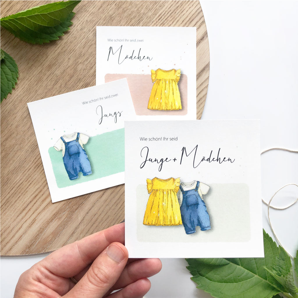 Karten "Ihr seid Mädchen und Junge" mit Kleidchen und Baby Latzhose