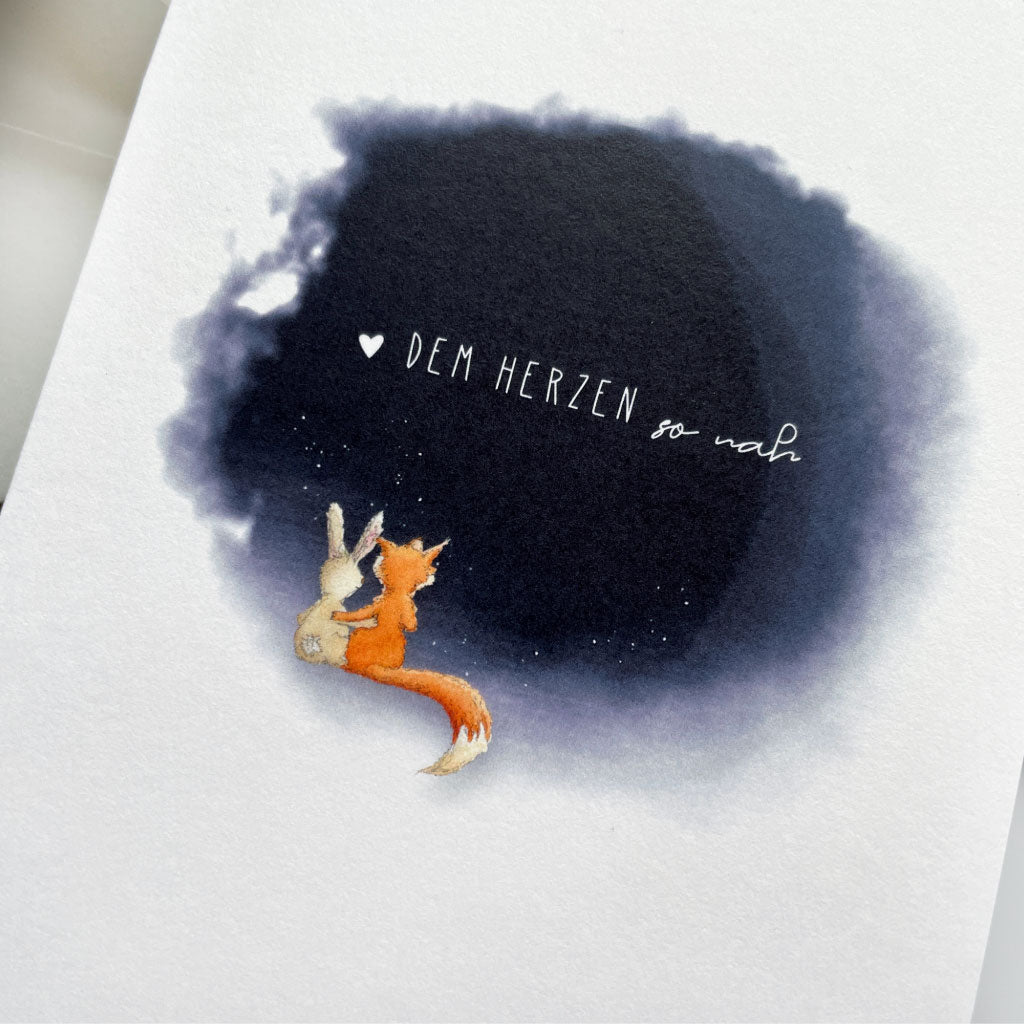 Trauerspruch "Dem Herzen so nah" mit kleinem Herz und Motiv mit Fuchs und Hase