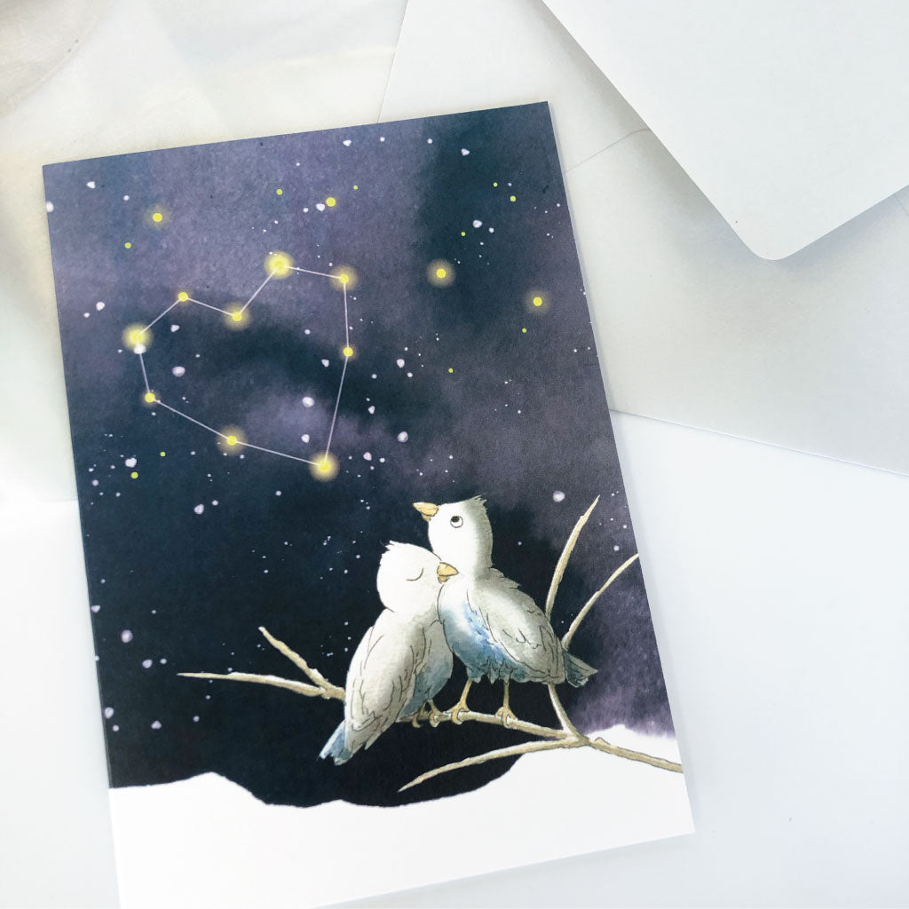 Karte mit Motiv aus Vögeln, die in einen Himmel mit Sternenherz blicken