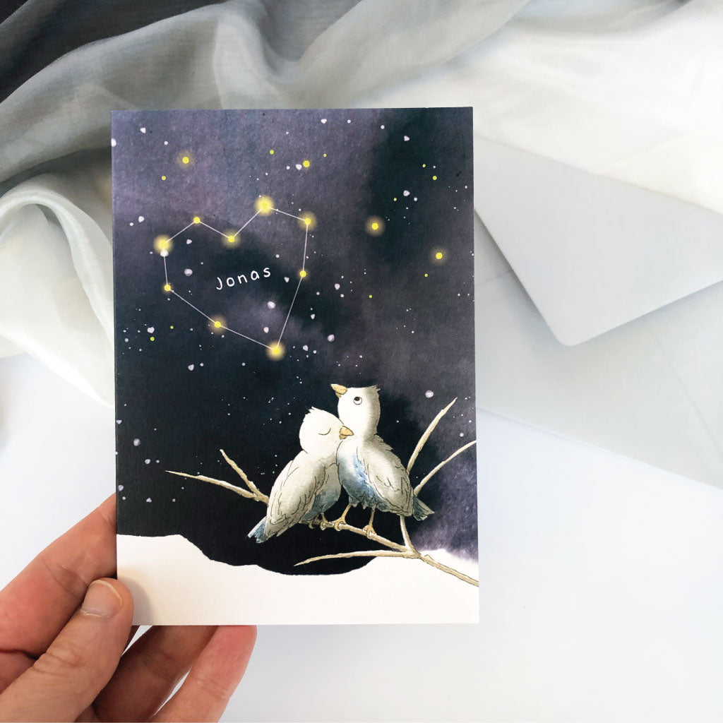 Trauerkarte mit Vogel und Himmelsmotiv wird in Hand gehalten