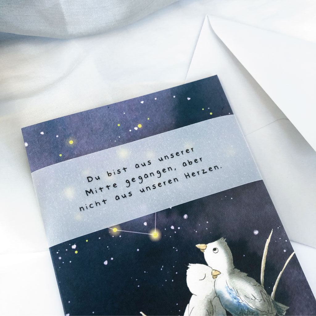 Banderole aus Transparentpapier mit Trauerspruch über Klappkarte gezogen