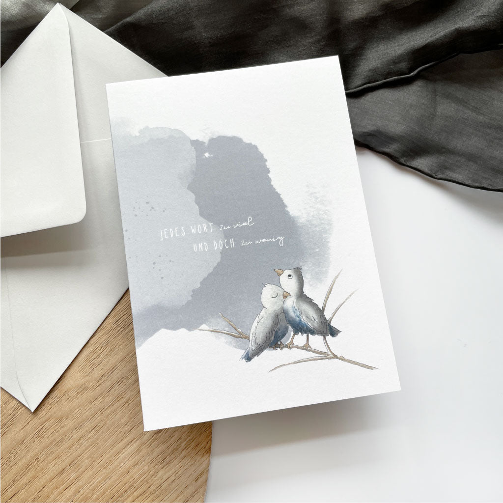 Trauerkarte mit Vögeln auf Ast vor grauem Hintergrund