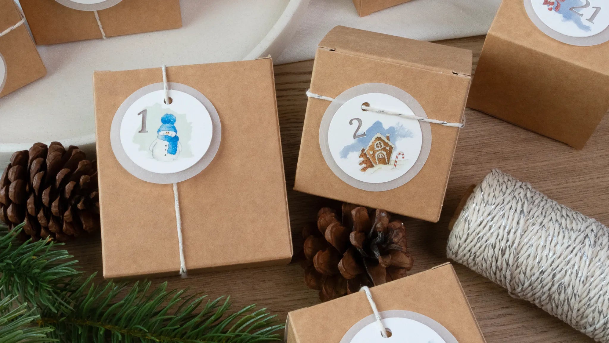 Adventskalender Schachteln mit Aquarell Zahlen Anhängern für den Blog Artikel Adventskalender Ideen für die Füllung