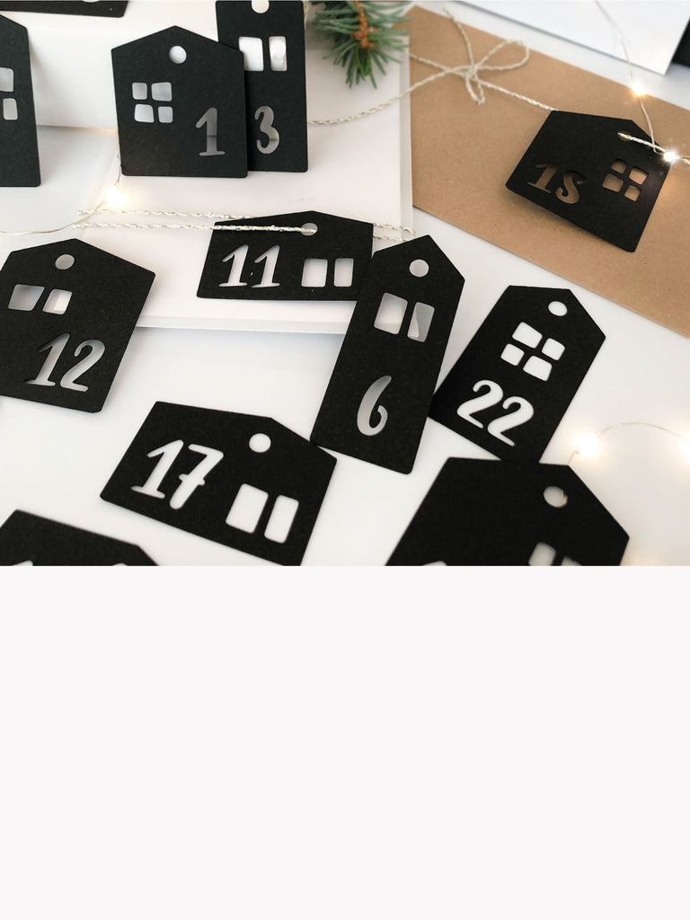 Kategorie Weihnachten und Winter: Schwarze Adventskalender Zahlen Anhänger in Großaufnahme