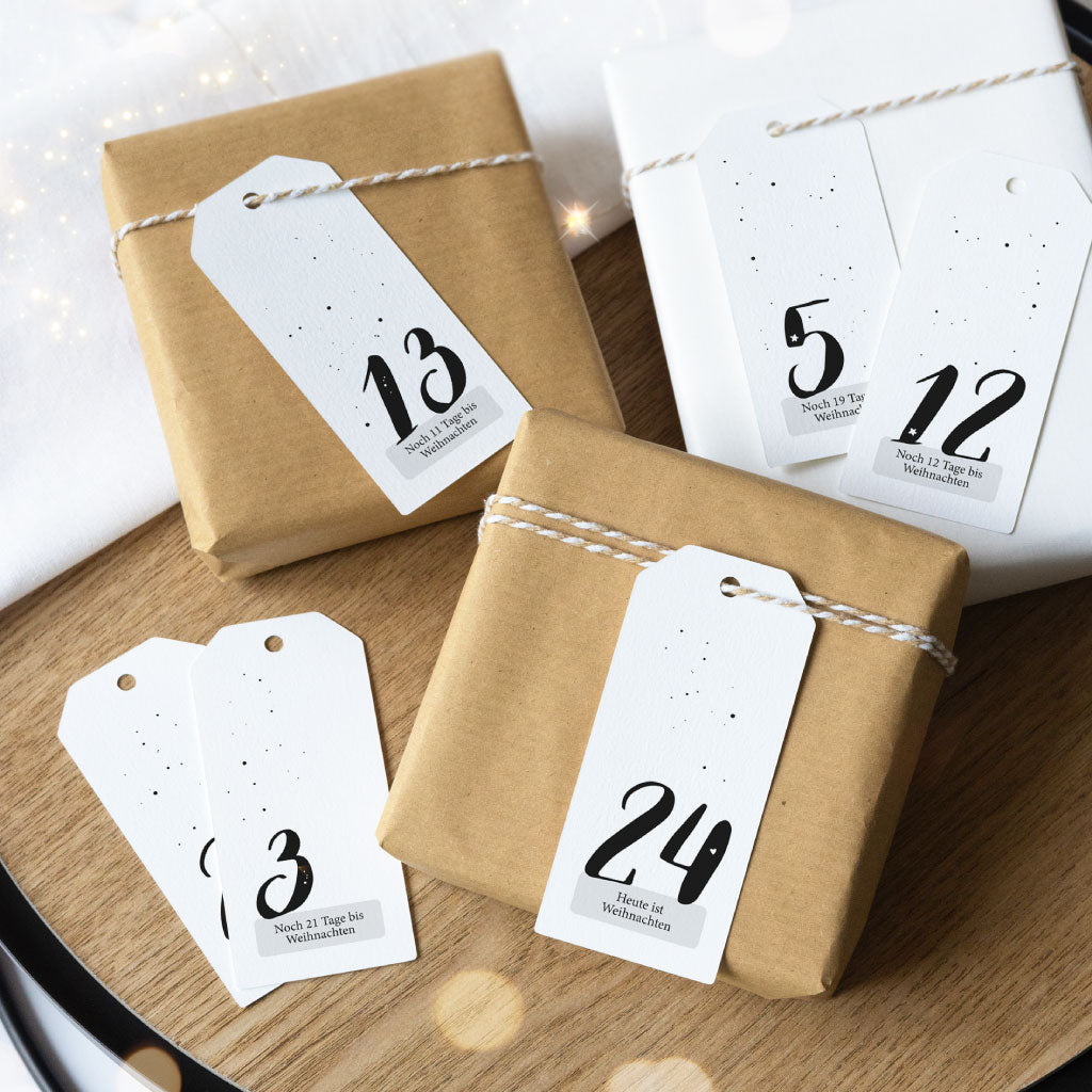 Zahlen Anhänger mit Kordel an Kraftpapier Geschenken befestigt