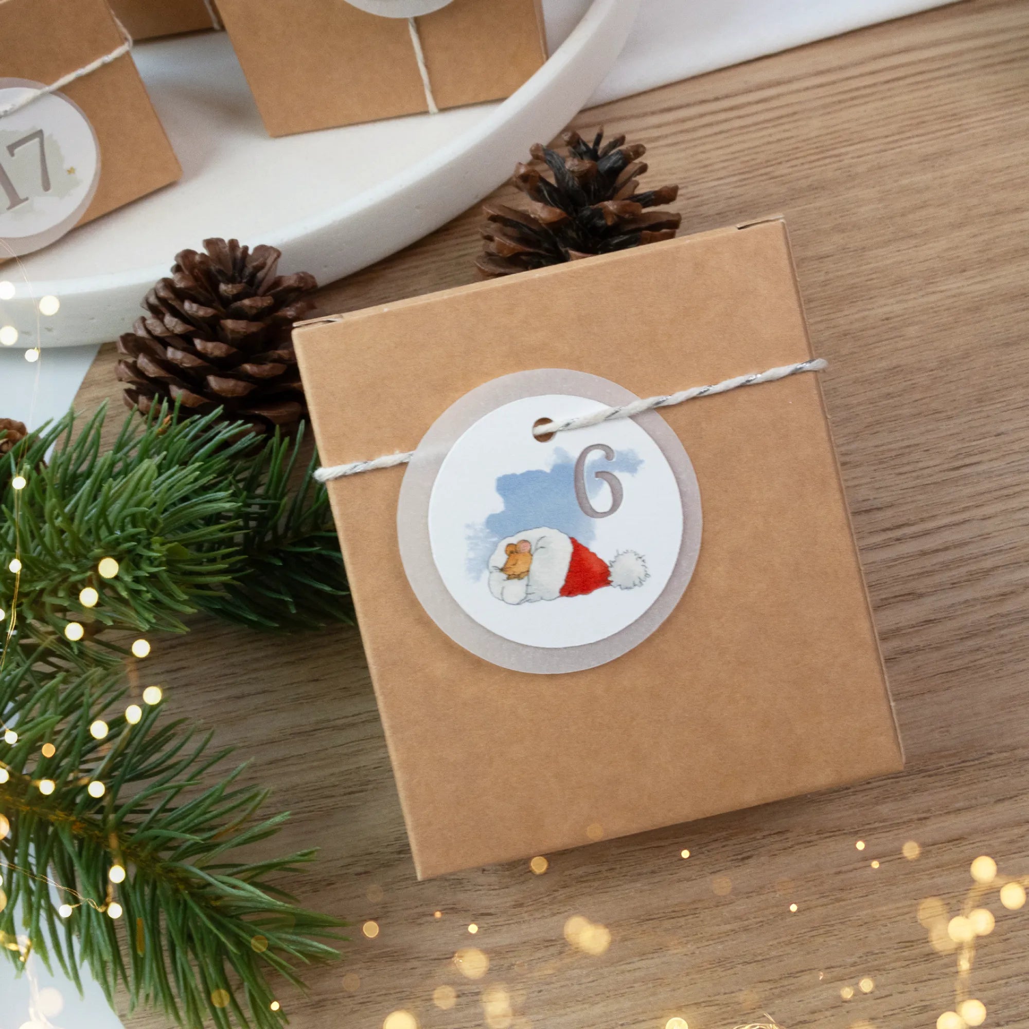 Kraftpapier Schachtel für DIY Adventskalender mit doppellagigem Anhänger und handgemaltem Weihnachtsmaus Aquarell Motiv.