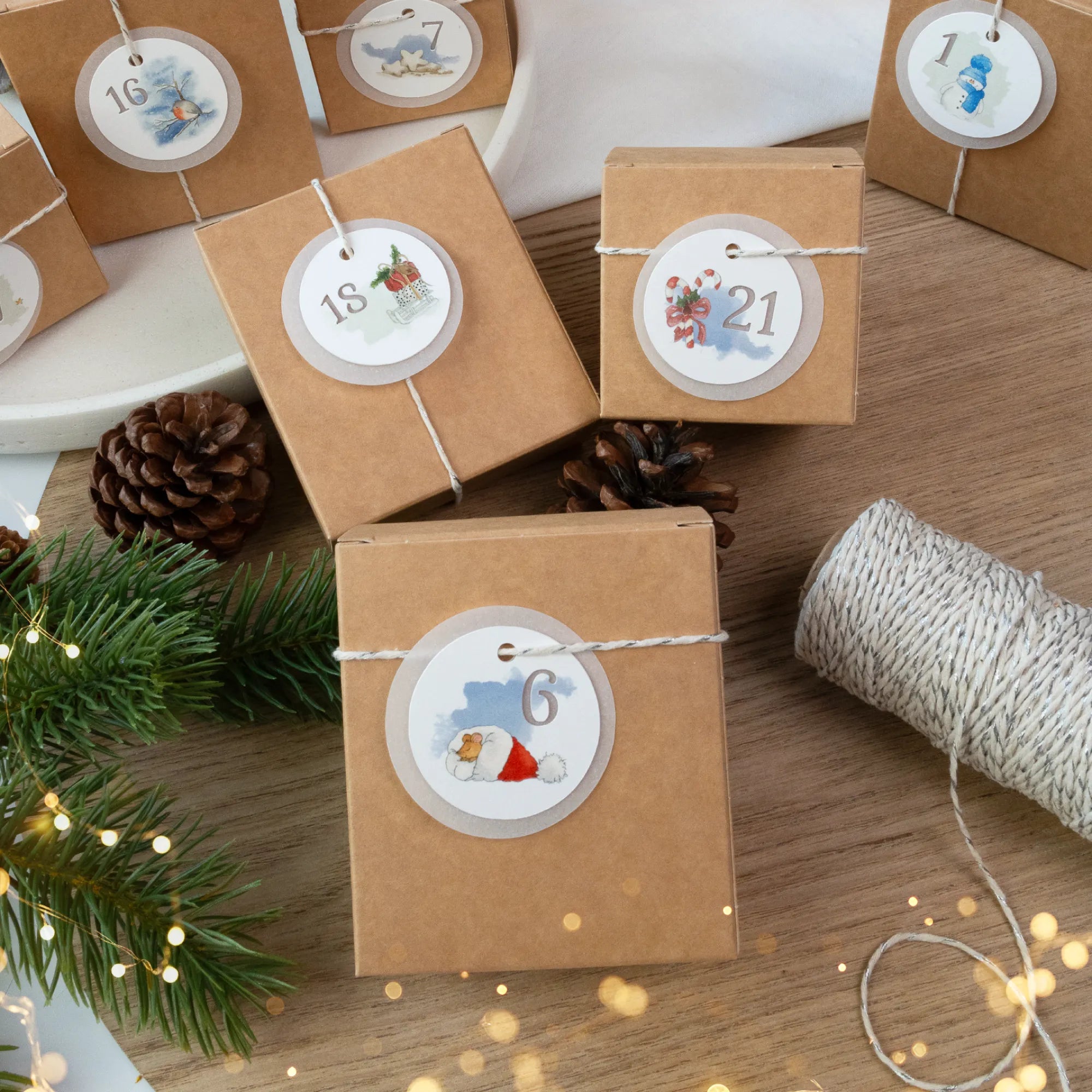Bastelset für Weihnachtskalender mit 24 Schachteln und verschiedenen weihnachtlichen Aquarell Motiven auf den Anhängern.