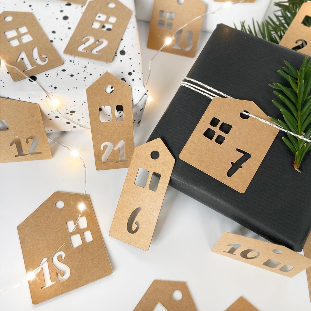 Geplottete Weihnachtskalender Zahlen in Häuschen Form mit ausgeschnittenen Zahlen und Fenstern
