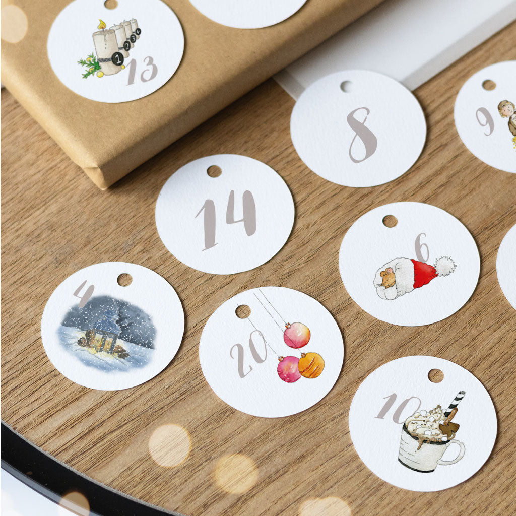Adventskalender-Anhänger im runden Format: Zahl 4 mit verschneiter Laterne, Zahl 6 mit Nikolausmütze und Maus, Zahl 8 und 14 ohne Motiv, Zahl 10 mit heißer Schokolade