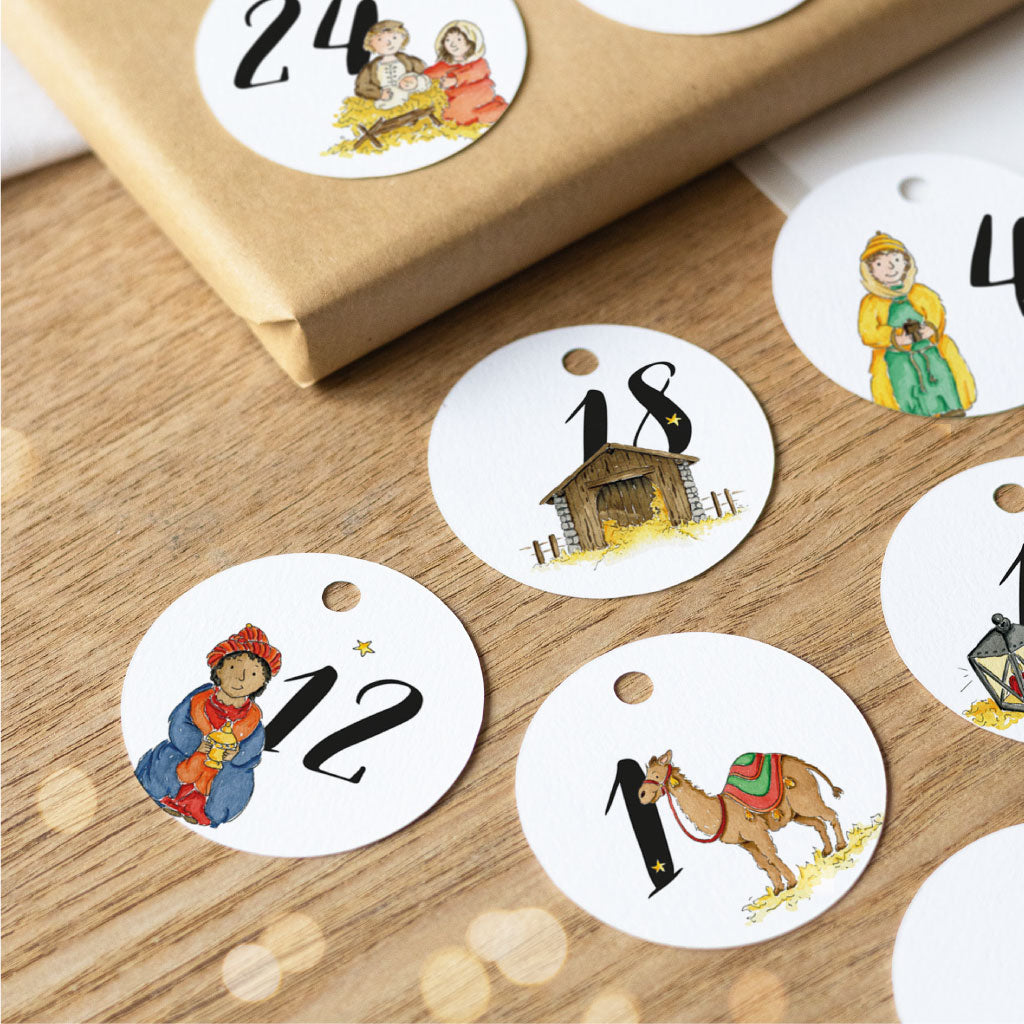 Runde DIY-Adventskalender-Anhänger mit handgemalten Aquarellmotiven zum Basteln: Zahl 1 mit Kamel, Zahl 12 mit einem der Heiligen Drei Könige, Zahl 18 mit Stall