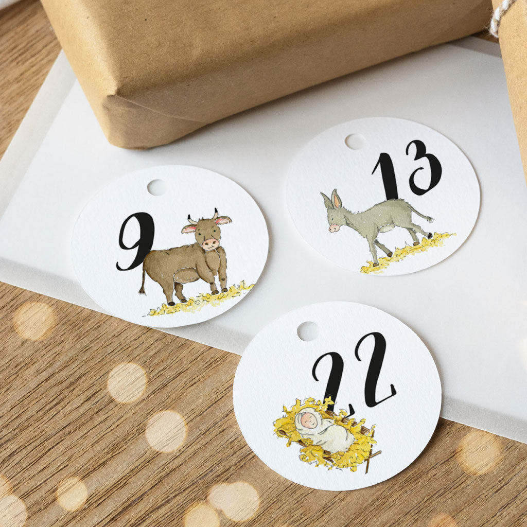 Adventskalender Anhänger mit handgemalten Aquarellmotiven auf Holzoptik-Hintergrund: Zahl 9 mit Ochse, Zahl 13 mit Esel, Zahl 22 mit Jesuskind in der Krippe