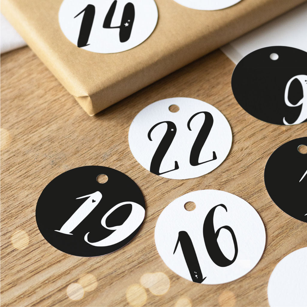 Runde Adventskalender-Anhänger mit schlichten Zahlen 14, 16, 19 und 22 in Schwarz-Weiß – ideal zum Basteln eines modernen DIY-Kalenders