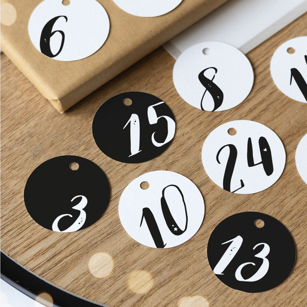 DIY-Adventskalender-Anhänger mit minimalistischen Zahlen 3, 6, 8, 10, 13, 15 und 24 – rund, in Schwarz und Weiß gemischt