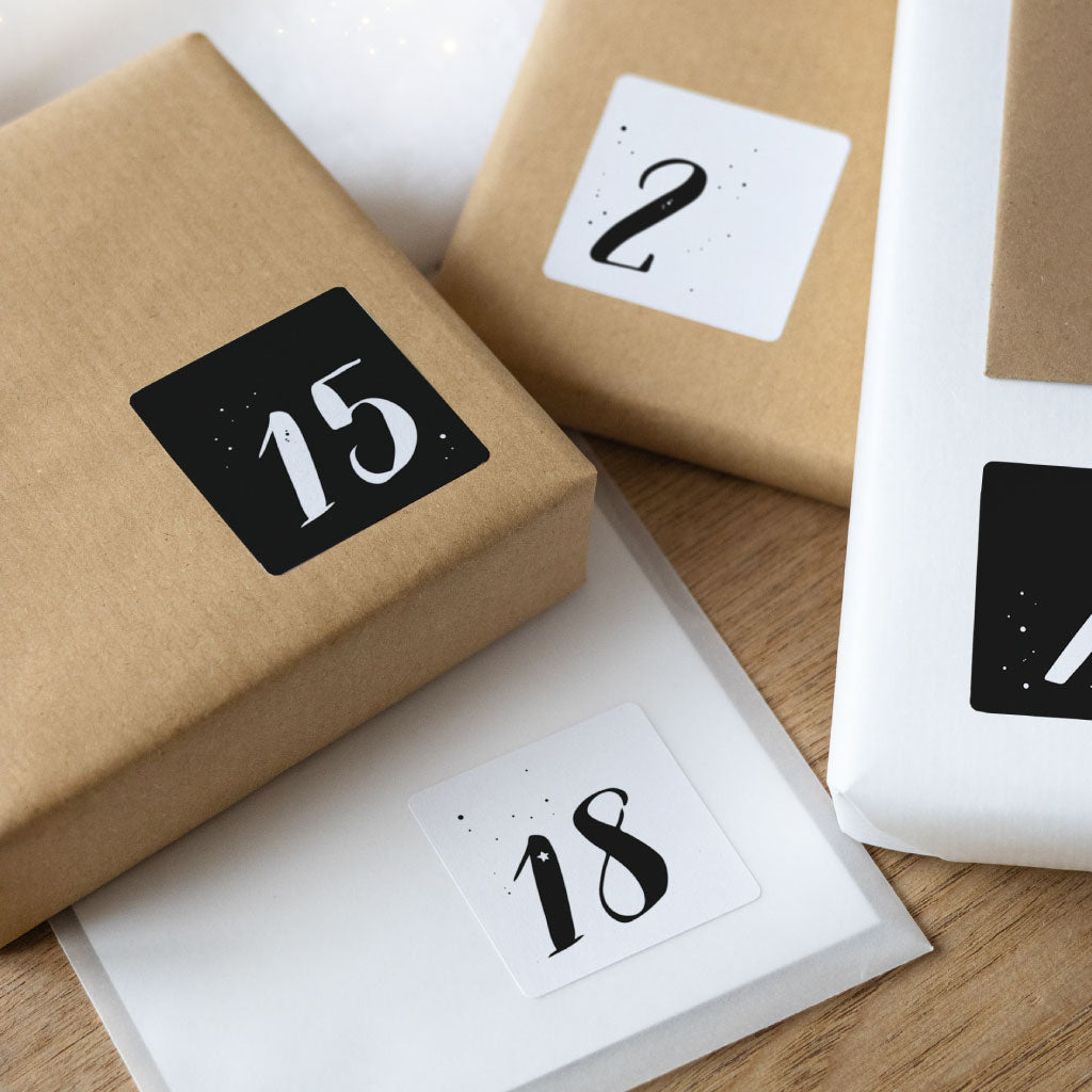Detailfoto von Aufkleber 15, 2 und 18 auf Kuvert und kleinen Geschenken