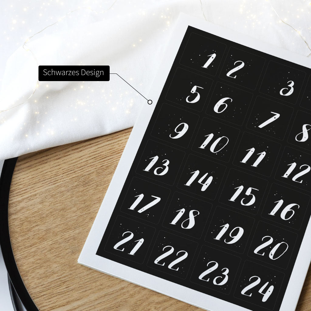 Stickerbogen in DIN A4 Größe liegt auf weihnachtlicher Deko, Design schwarze Zahlen