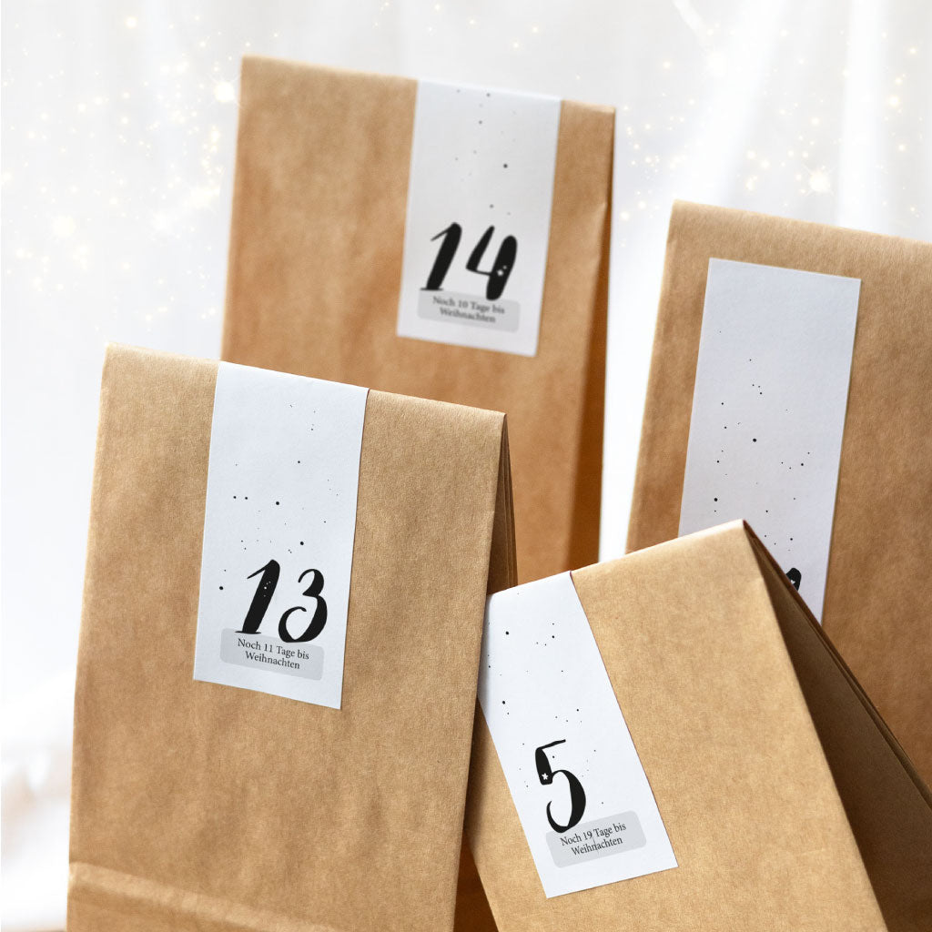 Rechteckige Aufkleber mit Zahlen und Punkten zur Dekoration kleben auf Kraftpapier Tütenkalender