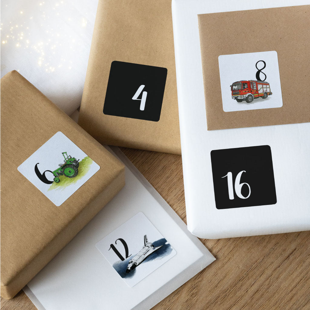 Adventskalender Zahlen Sticker auf kleinen weißen und Kraftpapier Geschenken und Kuverts, Motive mit Traktor, Mähdrescher, Feuerwehr, Bagger und Space Shuttle