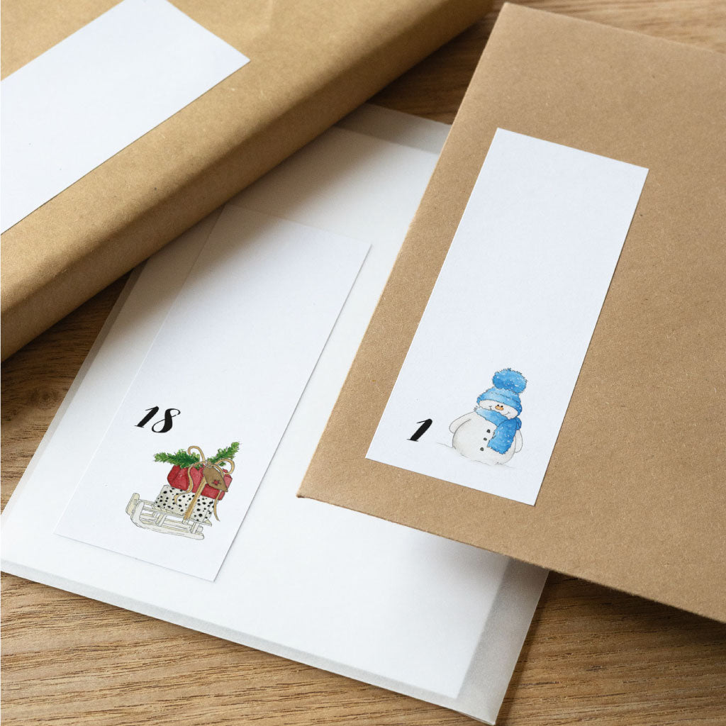 Rechteckige Aufkleber mit Zahlen und Aquarell Motiven kleben auf Kraftpapier Tütenkalender