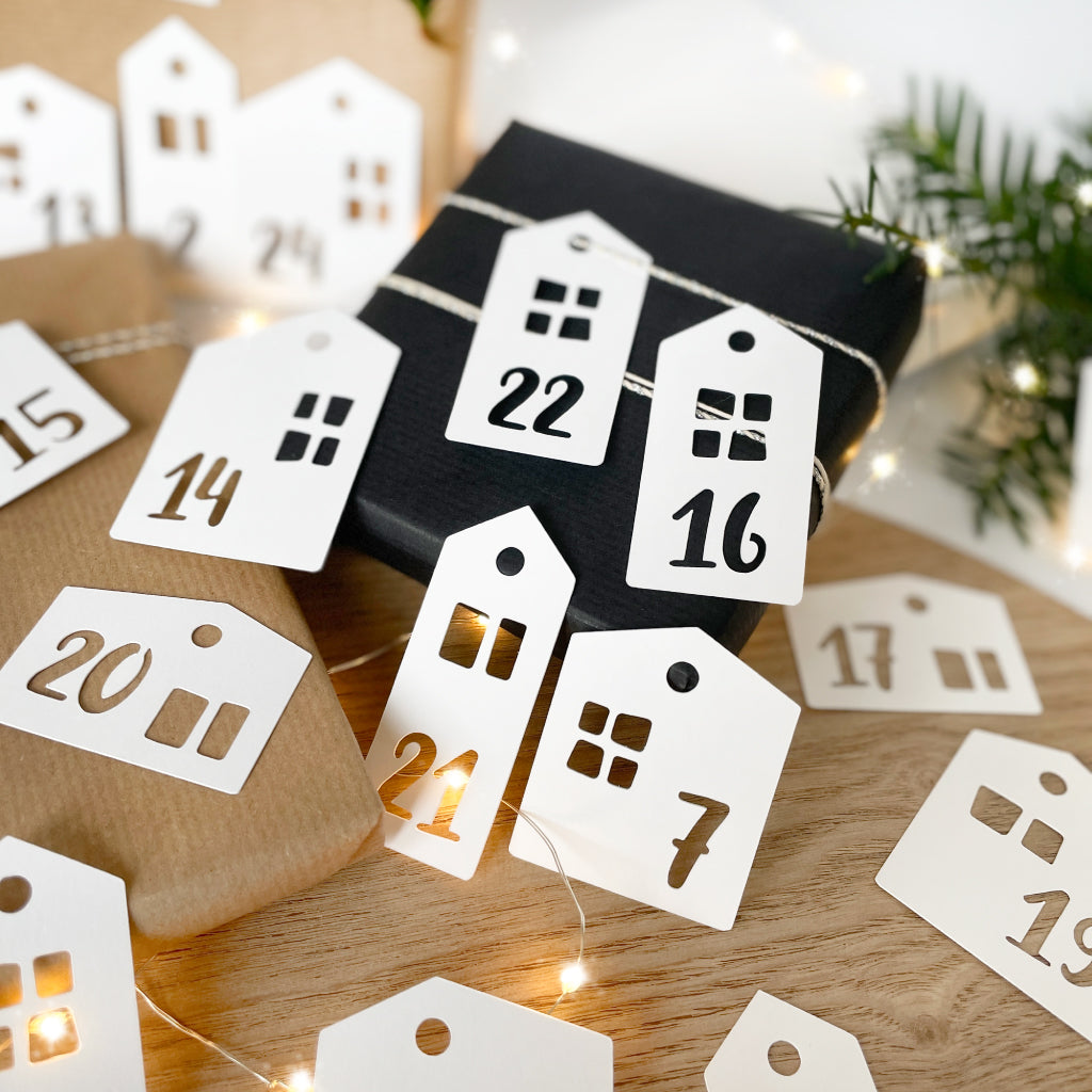 Weihnachtskalender Anhänger oder Aufkleber zum Plotten in Häuschen Form
