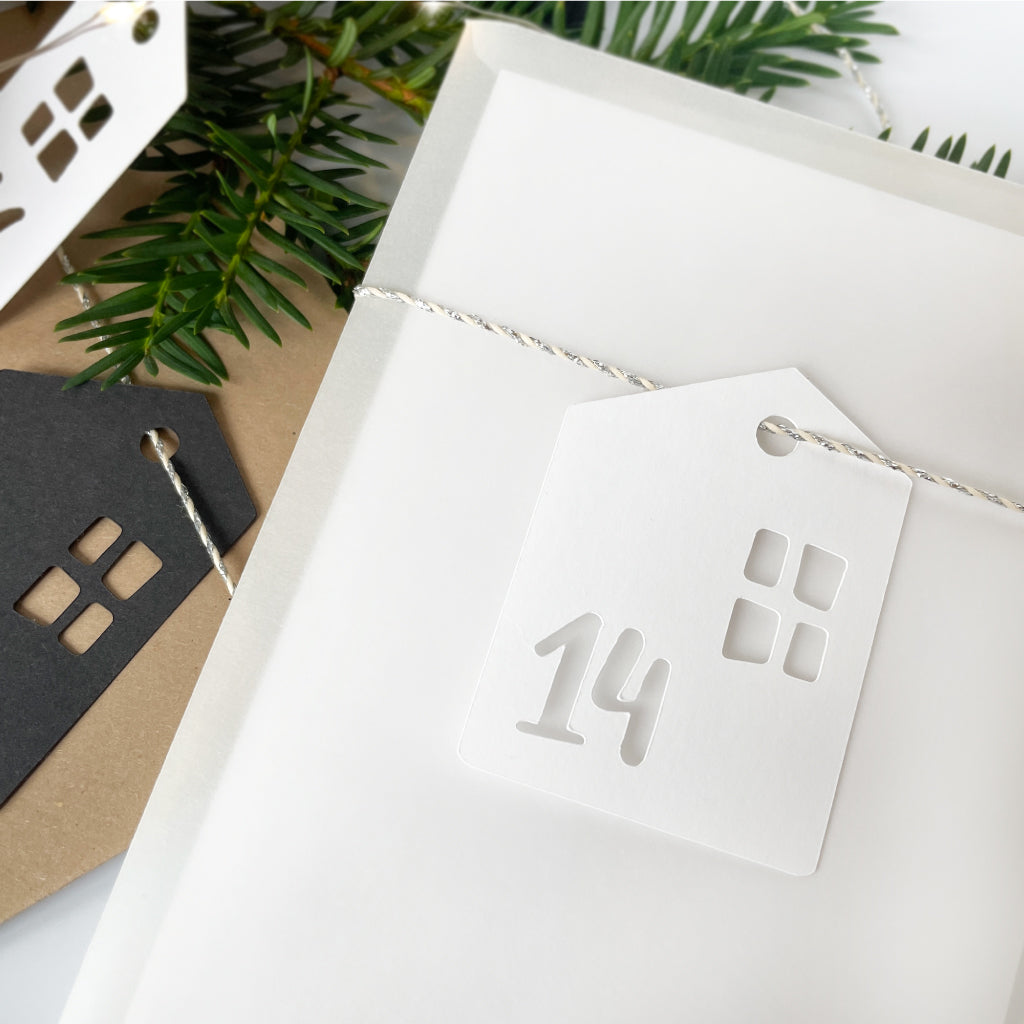 Weihnachtskalender Anhänger Haus 14 in Detailaufnahme