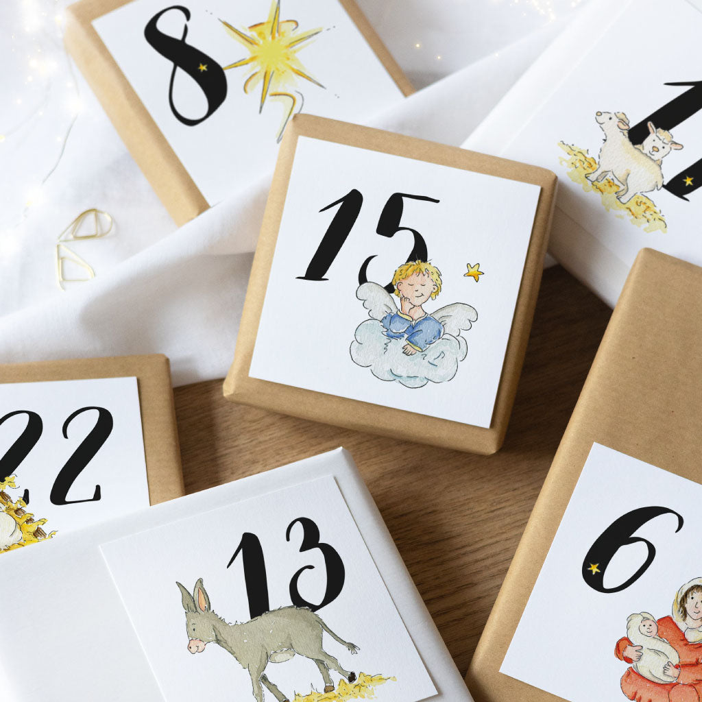 Karten kleben auf kleinen eingepackten Geschenken