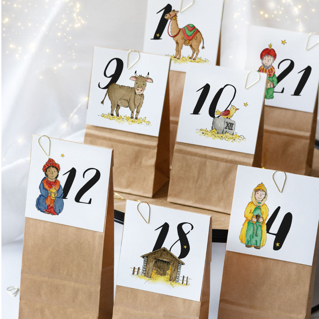 Adventskalenderkarten sind mit goldfarbenen Klammern an Kraftpapier Blockbodenbeuteln befestigt