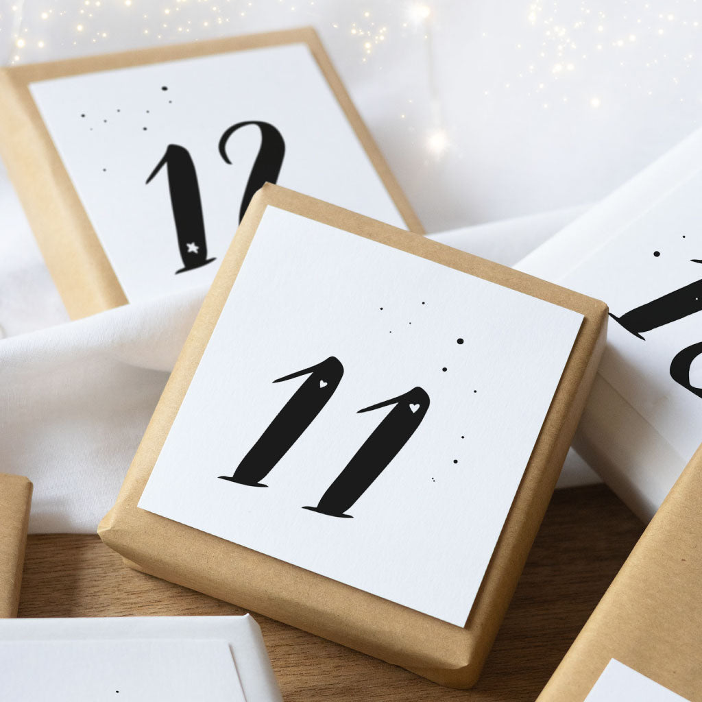 Karte Nummer 11 mit Sternchen und schwarzen Deko Spritzern