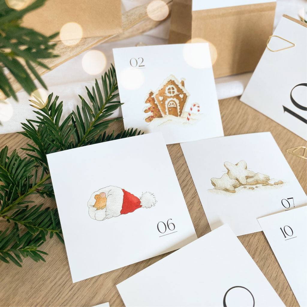 Karten liegen vor Weihnachtsdeko und Kraftpapier Beuteln