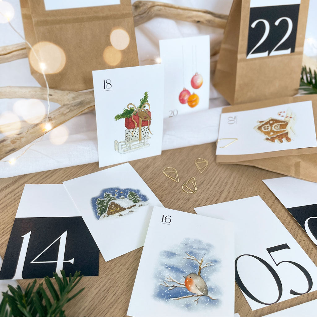 Ausgeschnittene Karten an Kraftpapier Beuteln mit Weihnachtsdeko
