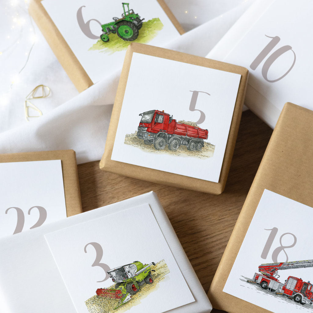 Kärtchen mit Zahlen kleben auf kleinen weißen und braunen Geschenken