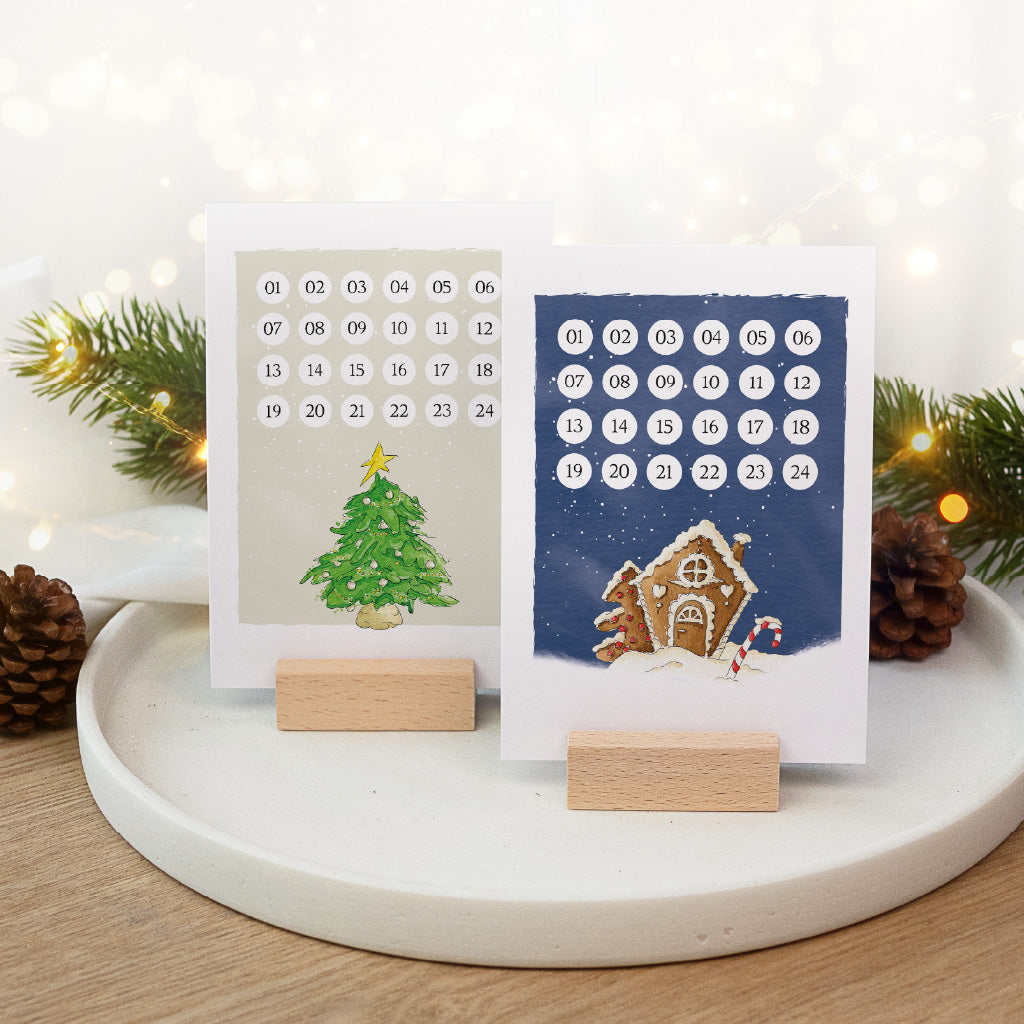 Adventskalender Karten mit Weihnachtsbaum und Lebkuchenhaus Aquarell Motiv im Holzaufsteller.