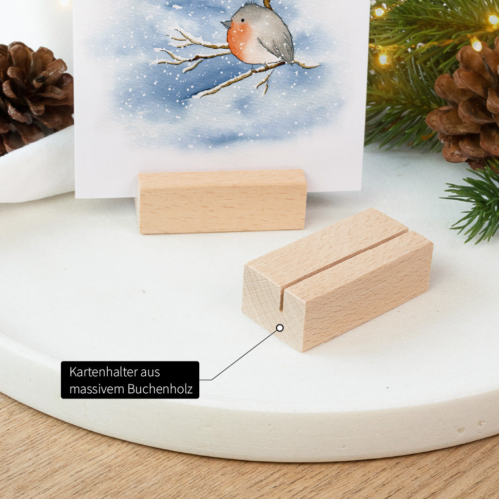 Detailansicht des Kartenhalters aus massivem Buchenholz, im Hintergrund Karte mit Rotkehlchen Motiv.