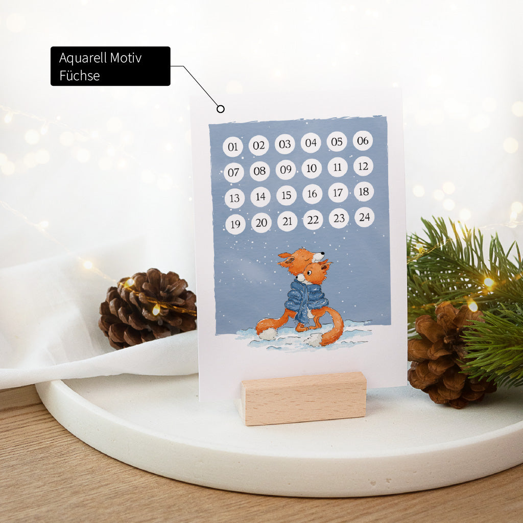 Weihnachtskalender Karte mit zwei gekuschelten Füchsen als handgemaltes Aquarell Motiv im Holzaufsteller.