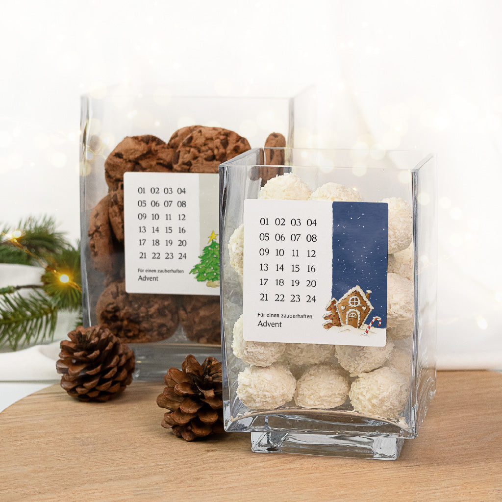 Quadratische Aufkleber für Adventskalender im Glas mit Weihnachtsbaum und Lebkuchenhaus Motiv für die Adventszeit