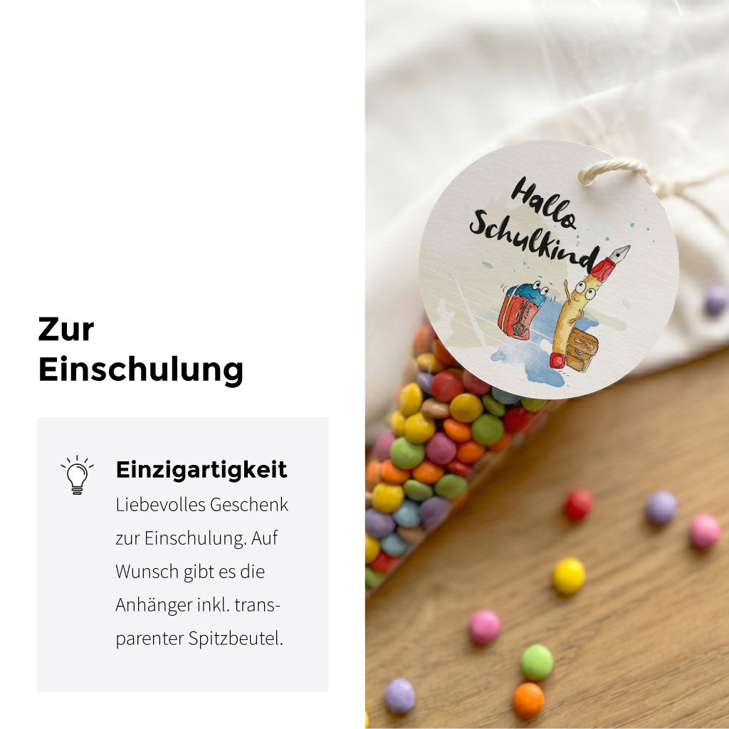 Detailansicht Anhänger zur Einschulung mit Stifte Aquarell Motiv und Info zur Einzigartigkeit der Spitzbeutel.