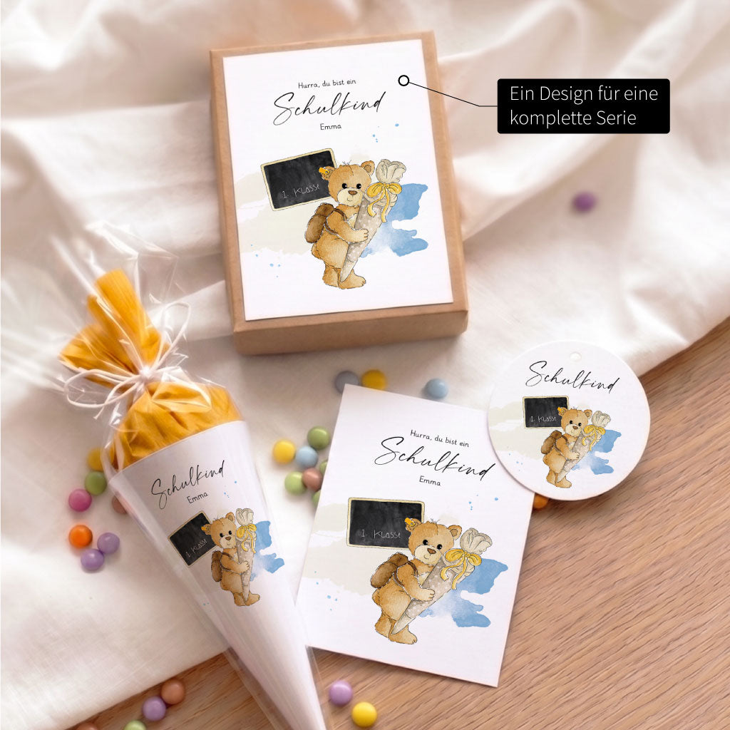 Set zur Einschulung mit Anhänger, Geschenkschachtel und Karte, verziert mit einem Teddy Aquarell Motiv.