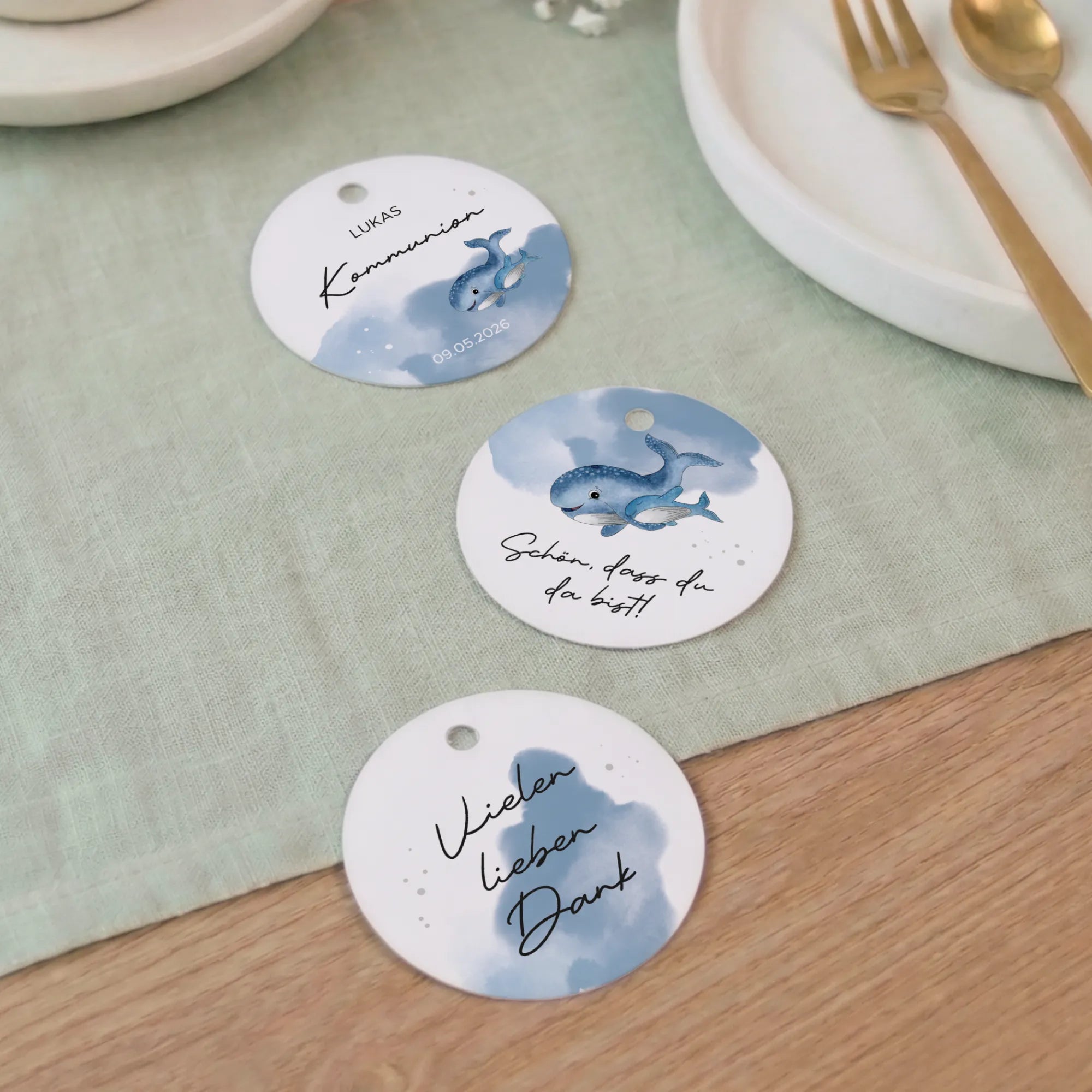 Drei runde Anhänger zur Kommunion mit Aquarell Motiv Wal, alle drei Designs mit Wal, Schriftzug und blauem Aquarell Hintergrund
