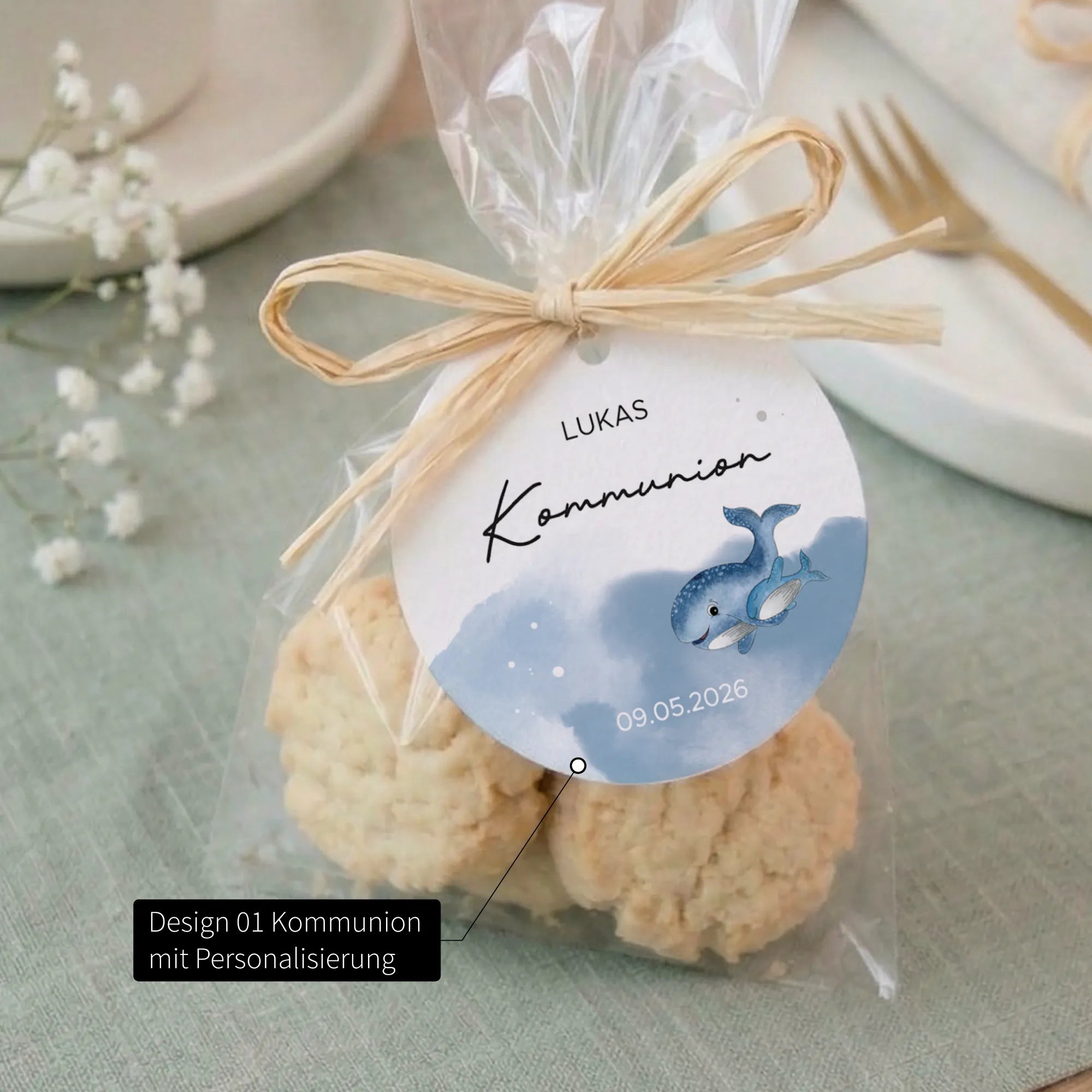 Anhänger zur Kommunion Design 01 mit Aquarell Motiv Wal, personalisiert mit Name und Datum, an Geschenktüte mit Bast