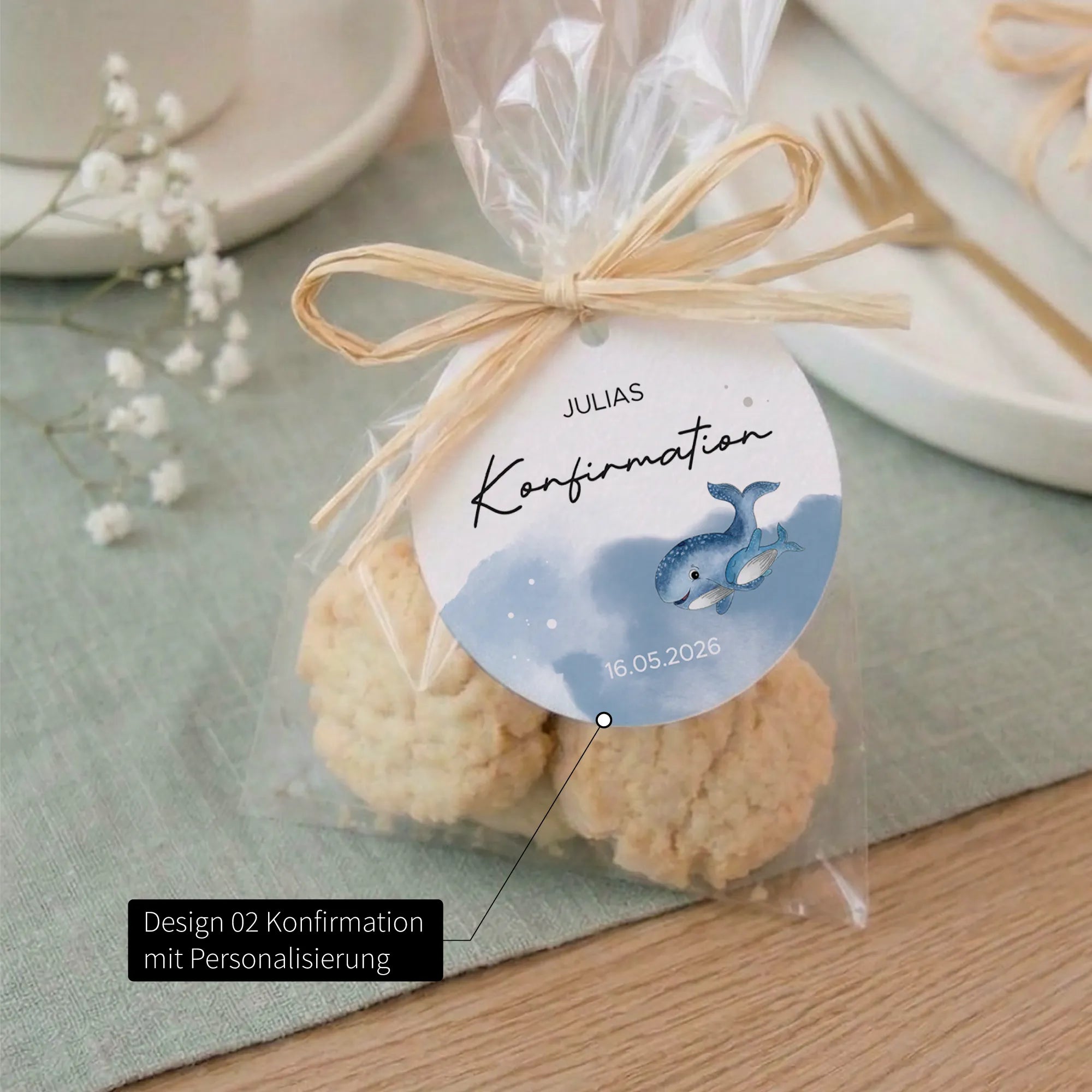 Anhänger zur Konfirmation Design 01 mit Aquarell Motiv Wal, personalisiert mit Name Julias und Datum, an Geschenktüte