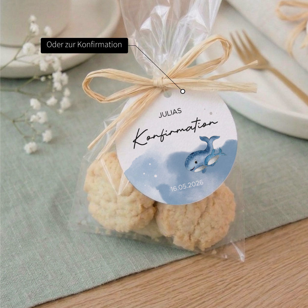 Individueller Anhänger zur Konfirmation an einem Tütchen mit Keksen, verziert mit einem schönen Wal Aquarell Motiv.