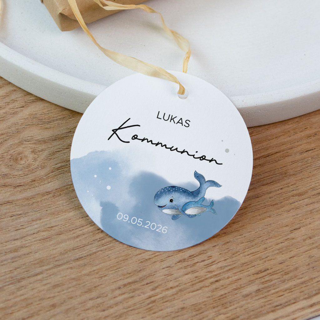 Personalisierter Anhänger für Gastgeschenke zur Kommunion aus der Nähe mit einem blauen Wal Aquarell Motiv.