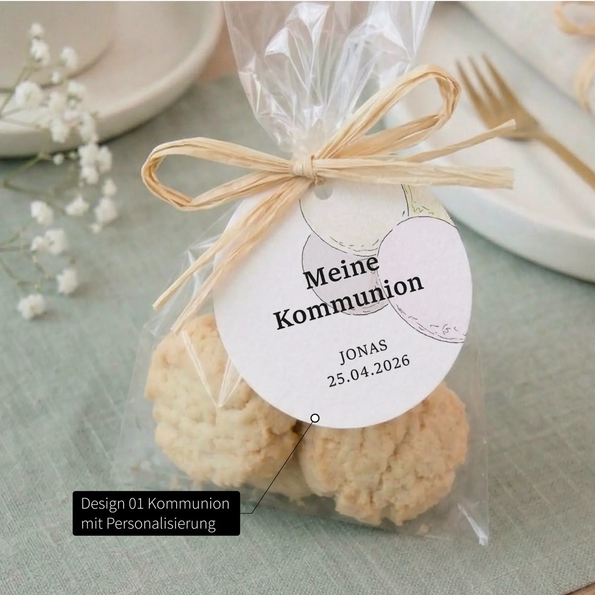 Runder Kommunion Anhänger mit Aquarell Motiv personalisiert mit Name und Datum an transparenter Geschenktüte mit Bastschleife