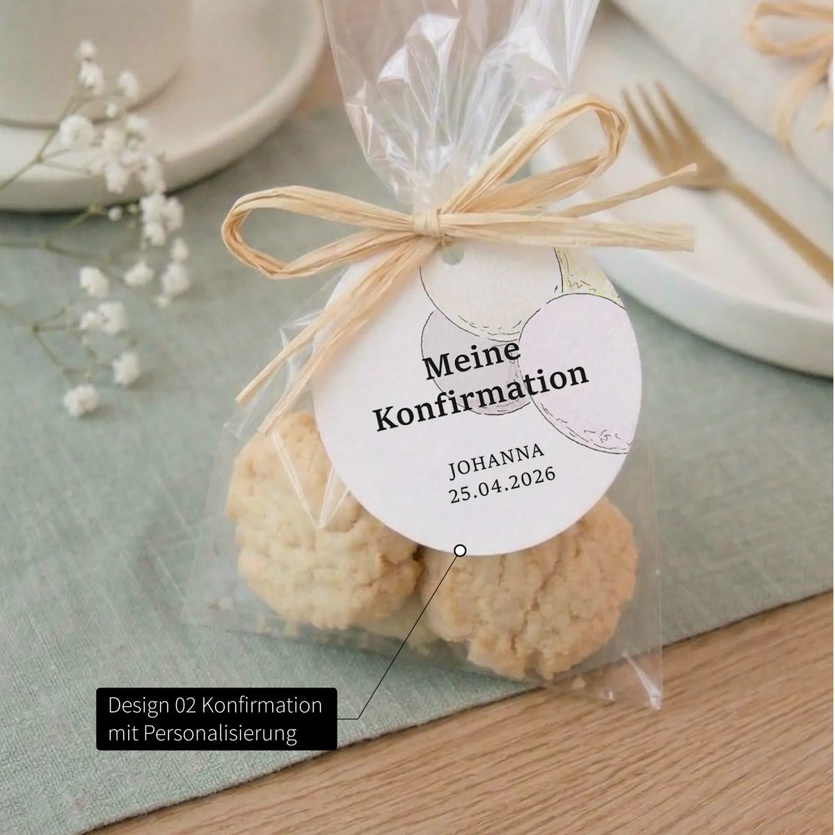 Runder Konfirmation Anhänger mit Aquarell Motiv personalisiert mit Name Johanna und Datum an transparenter Geschenktüte